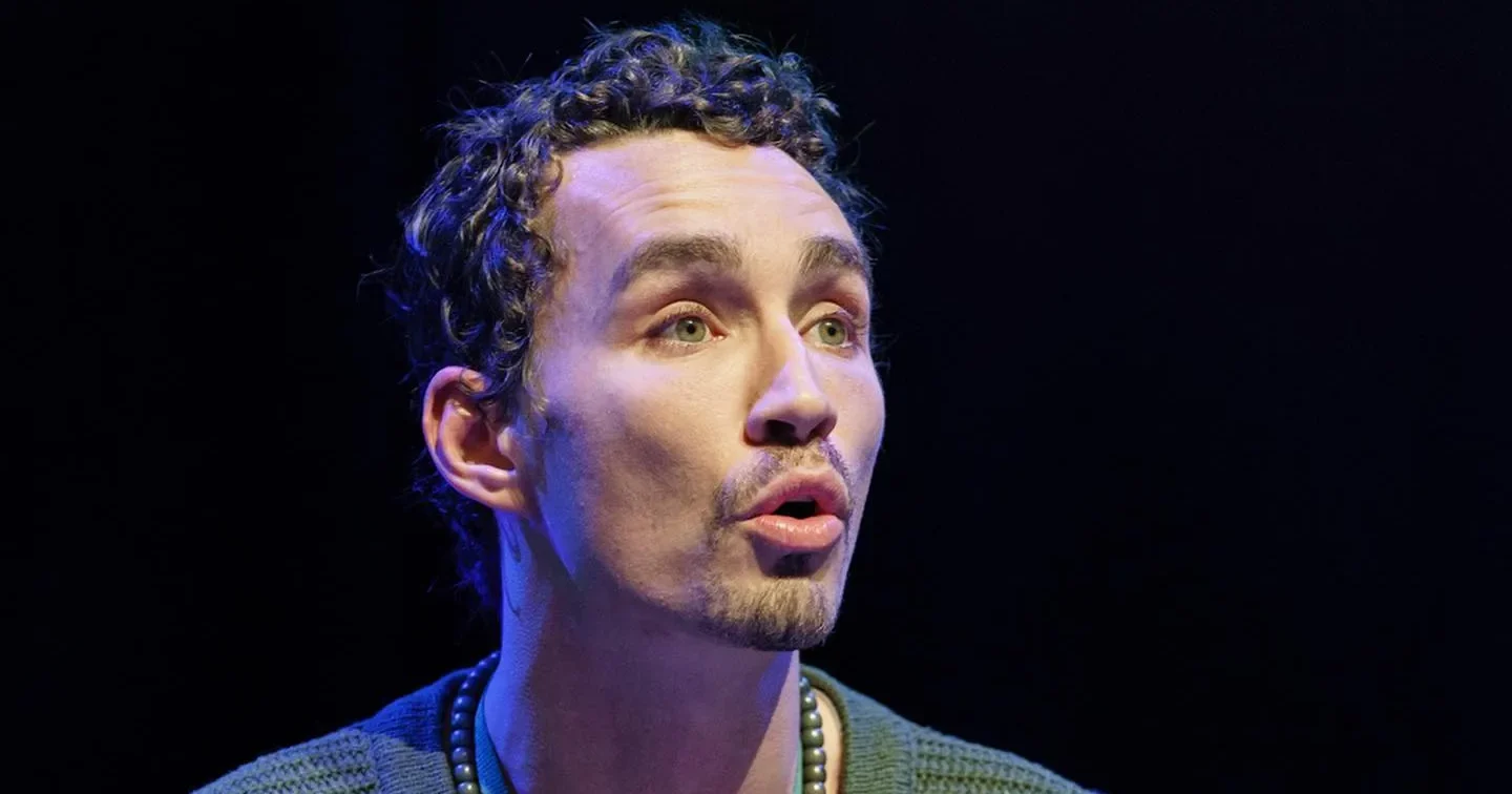 Robert Sheehan Biography