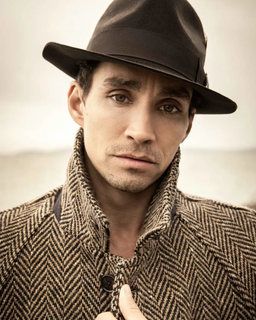 Robert Sheehan Biography